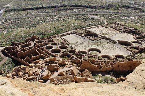 Den Okända Händelsen i Pueblo Bonito: En Undersökning av Chaco-Kulturernas Mystiska Förfall och dess Samhälleliga Implikationer