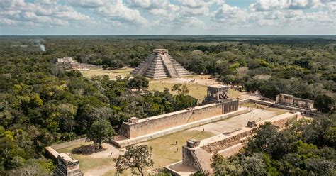 De Ceremoniella Bollspelen i Chichén Itzá: En Blick in den Mayafolkets Religiösa Och Samhällsstrukturer