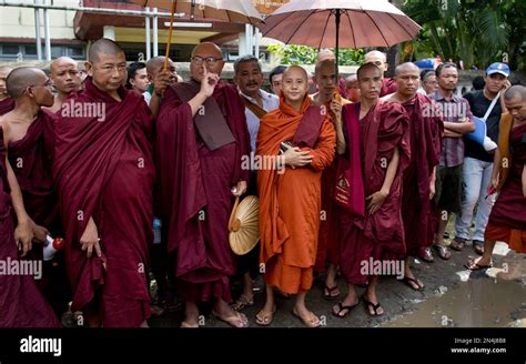 Den första stora koncilet i Manimekalai; en kontroversiell samling av Buddhistiska munkar och lärda som ledde till en omvälvning inom religionen och samhället