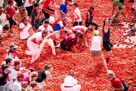 La Tomatina; En Exuberant Kastet av Röda Frukter och En Traditionell Hyllning till Kataloniens Historia