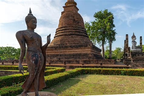 Sukhothai's Rise: A Khmer Decline Marked by Territorial Disputes and Shifting Power Dynamics