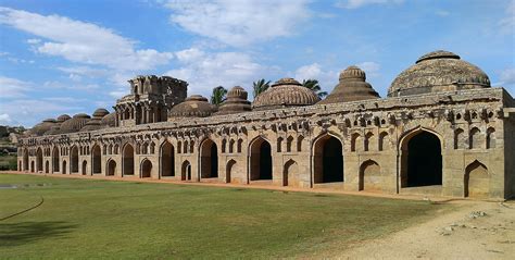 Den Vijayanagaran Kungariket: En Hyllning till Konst, Kultur och Militär Styrka i 15th-Century Indien